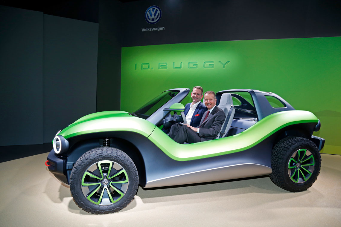 Генеральные директора группы Volkswagen Герберт Дисс (за рулём) и фирмы e.GO Mobile Гюнтер Шух на шоу в Женеве.