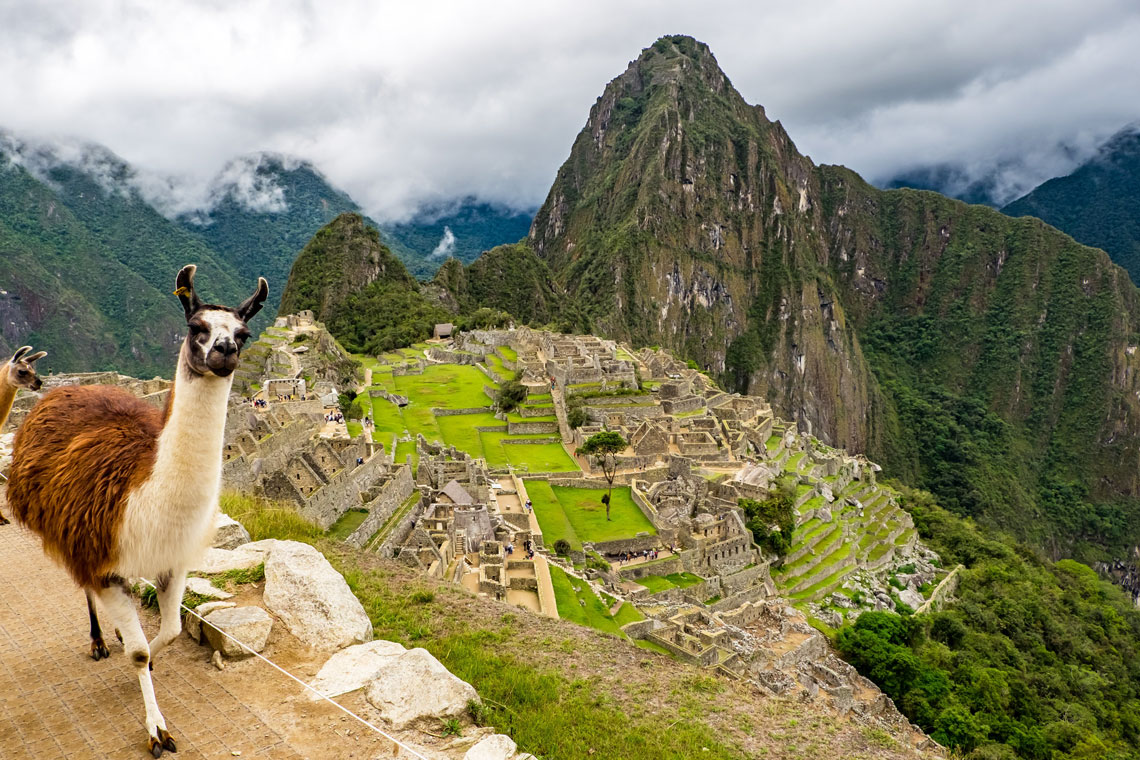 Мачу-Пикчу – это город древней Америки, находящийся на территории современного Перу, на вершине горного хребта на высоте 2450 метров над уровнем моря. В 2007 году был включён в список новых 7 чудес света. Также Мачу-Пикчу часто называют «город в небесах» или «город среди облаков», иногда называют «потерянным городом инков».