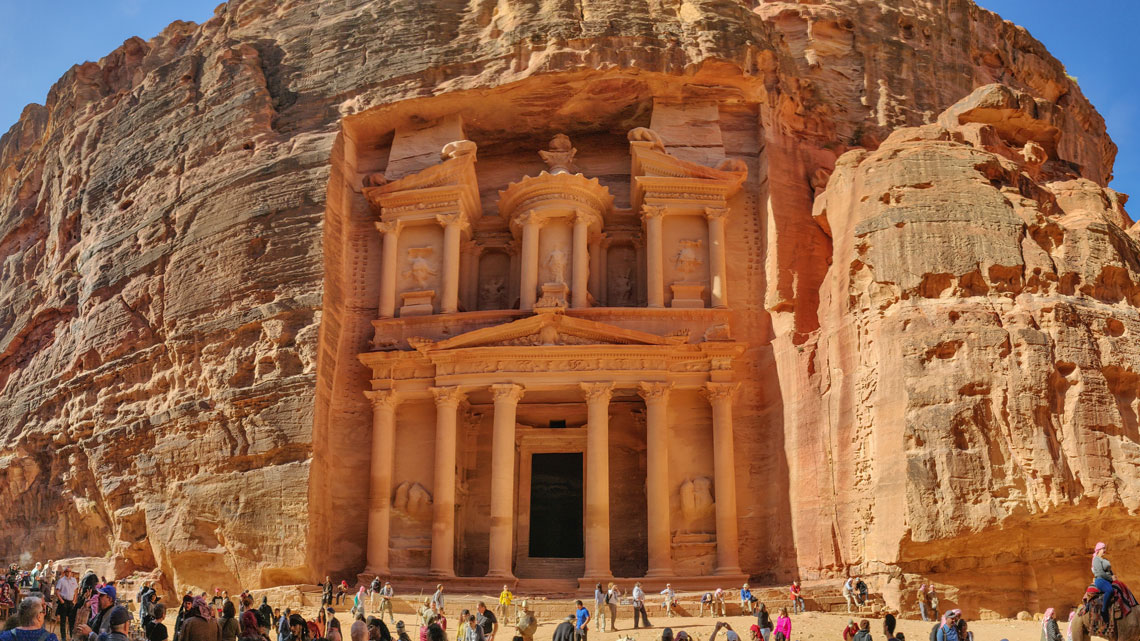 В наши дни около полумиллиона туристов приезжают в Иорданию каждый год, чтобы посмотреть на Петру, строения которой свидетельствуют о её славном прошлом.
