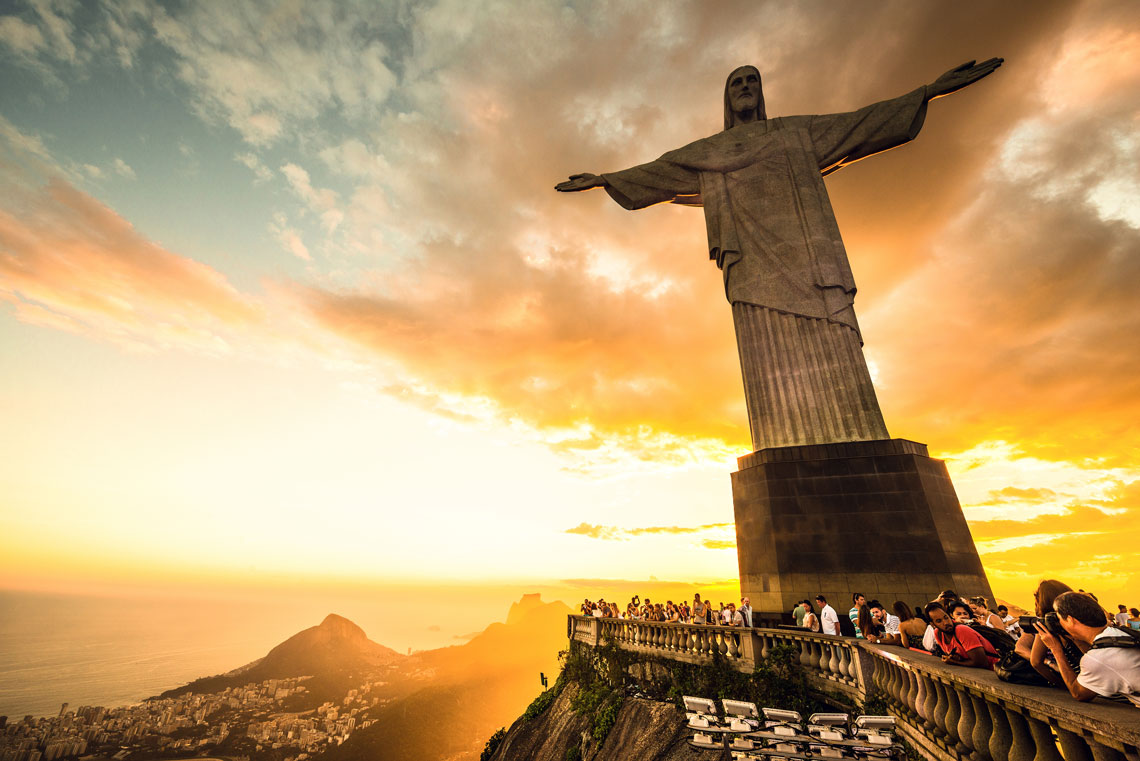 Статуя Христа-Искупителя – знаменитая статуя Иисуса Христа с распростёртыми руками на вершине горы Корковаду в Рио-де-Жанейро. Является символом Рио-де-Жанейро и Бразилии в целом.