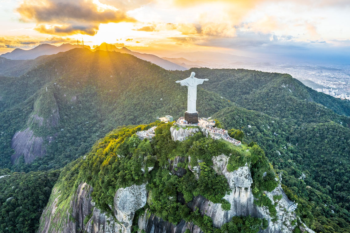 В 2012 году ЮНЕСКО сочла «Христа-Искупителя» частью ландшафта Рио-де-Жанейро, включённого в список всемирного наследия. Как отмечают в бразильском Институте космических исследований, на статую приходятся в среднем четыре удара молнии ежегодно. В декабре 2013 года и вечером 16 января 2014 года во время сильной бури в правую руку статуи ударила молния, отколов кончики среднего и большого пальца.