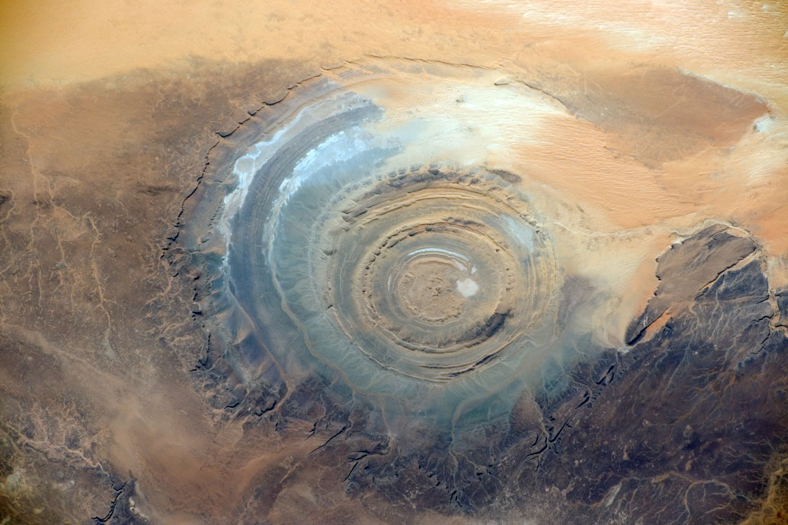 Хотя Глаз Сахары напоминает ударный кратер, структура Ришат образовалась, когда вулканический купол затвердел и постепенно разрушился, обнажая луковичные слои породы.