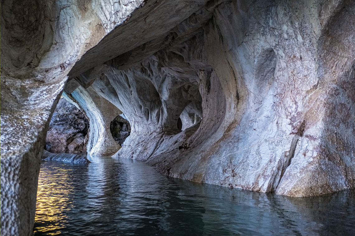 В 1994 году регион, в котором расположены Мраморные пещеры (Capilla de Marmol), был объявлен национальным памятником как «заповедник природы».