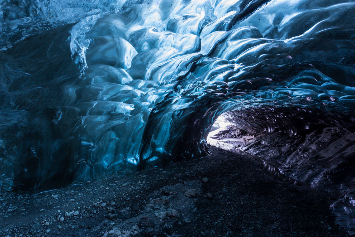 Ледник Ватнайёкюдль (Ватнаёкуль, Ватнайокутль) – крупнейший ледник на острове Исландия. Располагается в юго-восточной части острова и занимает 8 % его территории. По объёму Ватнайёкюдль является наибольшим в Европе (около 3000 км³), а по территории – третьим (его площадь 8100 км²).