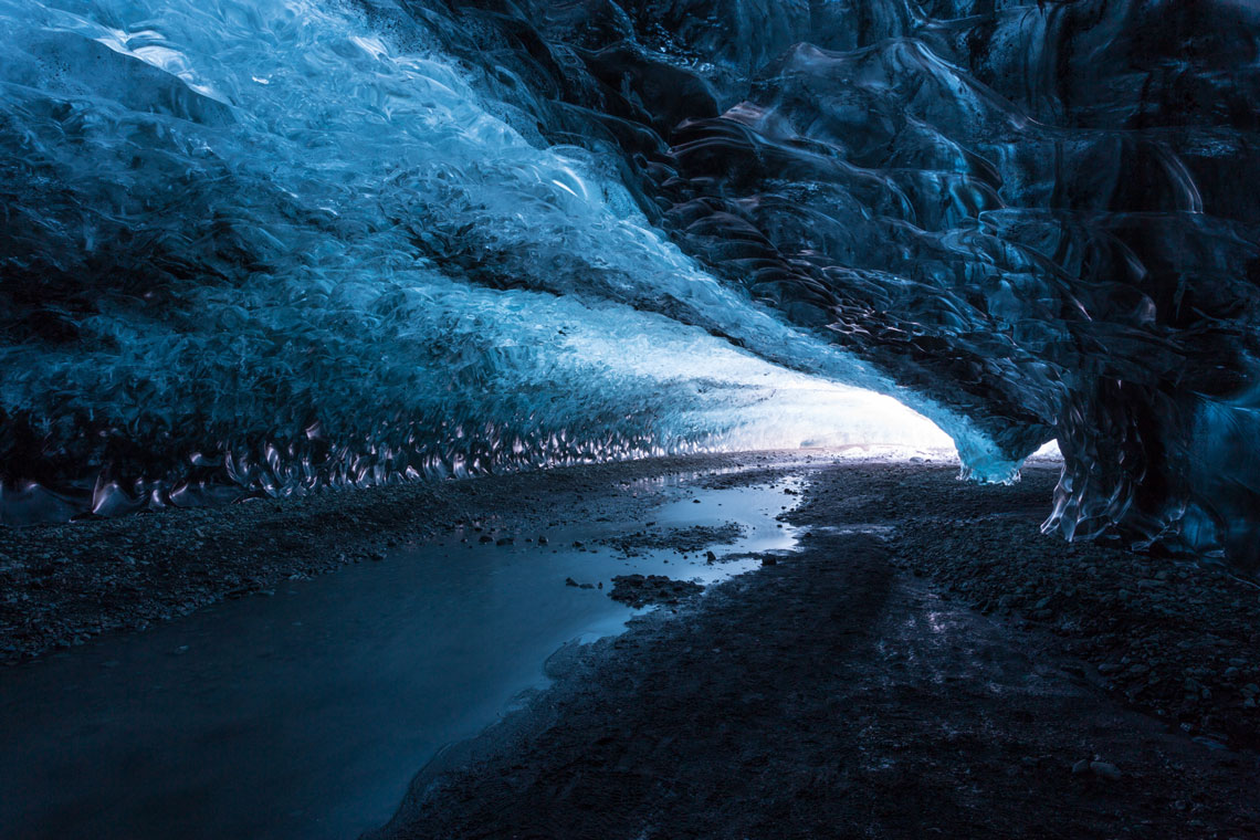 Средняя толщина льда составляет 400 метров, а максимальная – 1000 метров. В длину Ледник Ватнайёкюдль простирается на 140 км. Высочайшая точка Исландии, пик Хваннадальсхнукюр (2110 метров), расположена на южной окраине Ватнайёкюдля, около национального парка Скафтафедль