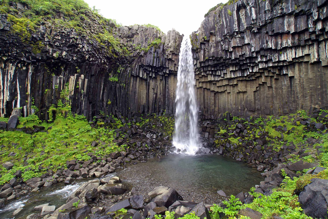Водопад Свартифосс расположен на территории национального парка Скафтафедль в Исландии и является одним из самых популярных достопримечательностей парка. В переводе с исландского Svartifoss означает «чёрный водопад». Он окружён необычными шестигранными колоннами чёрной лавы, откуда и возникло его название.