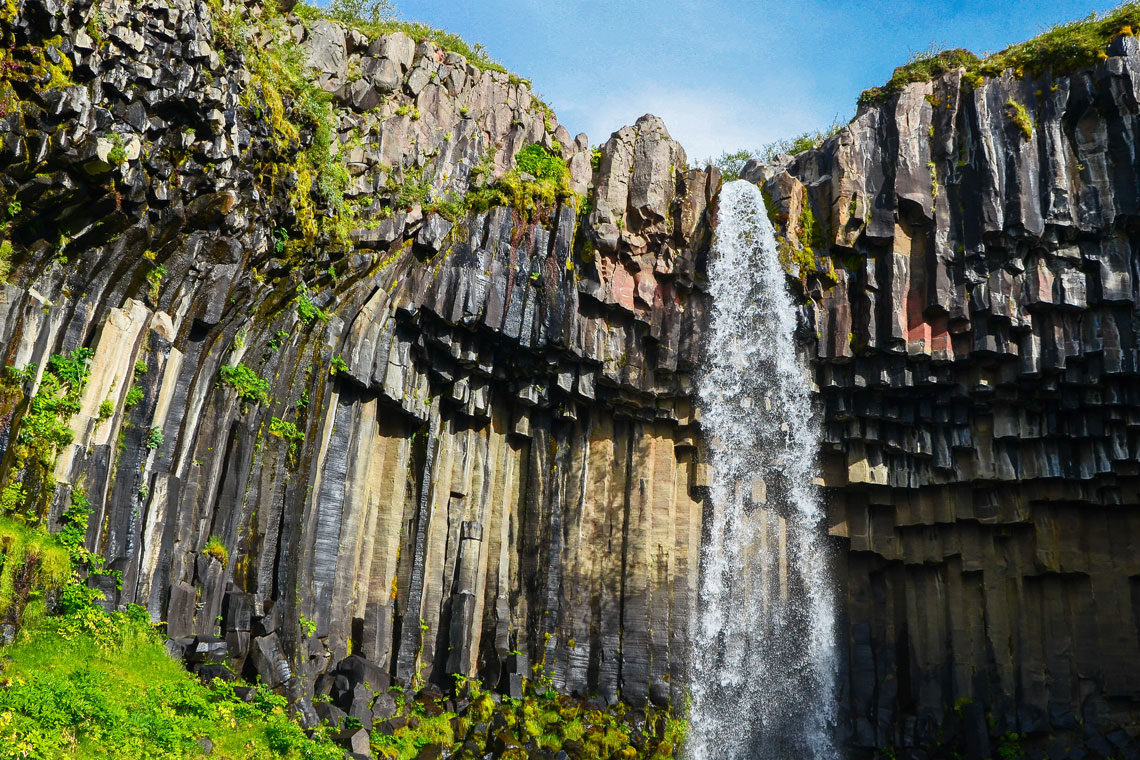 Водопад Свартифосс – популярное место для прогулок туристов, хотя расстояние, которое приходится пройти пешком от последней автомобильной стоянки составляет около 2 км. Здесь очень красивые места, удивительные виды и отличный свежий воздух.