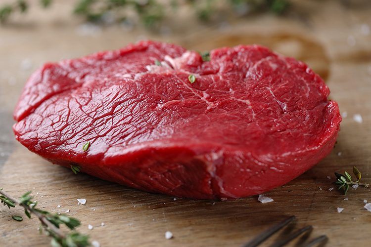 香辛料とハーブを添えた生の赤身肉
