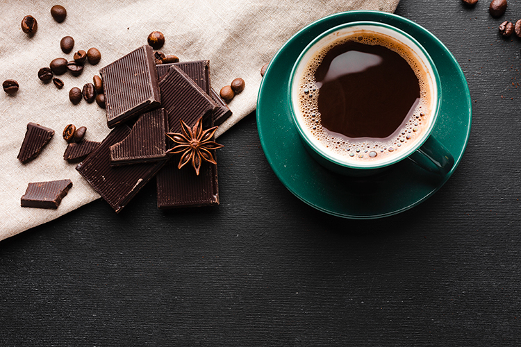 チョコレートと一緒のコーヒーカップ