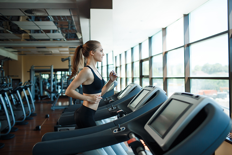 Moderate cardio training in the gym in the early evening helps people with the Bear chronotype maintain alertness and a stable energy level