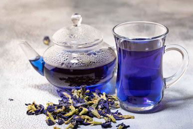 Rahasia teh biru: terbuat dari apa, bagaimana rasanya, dan bagaimana warnanya berubah