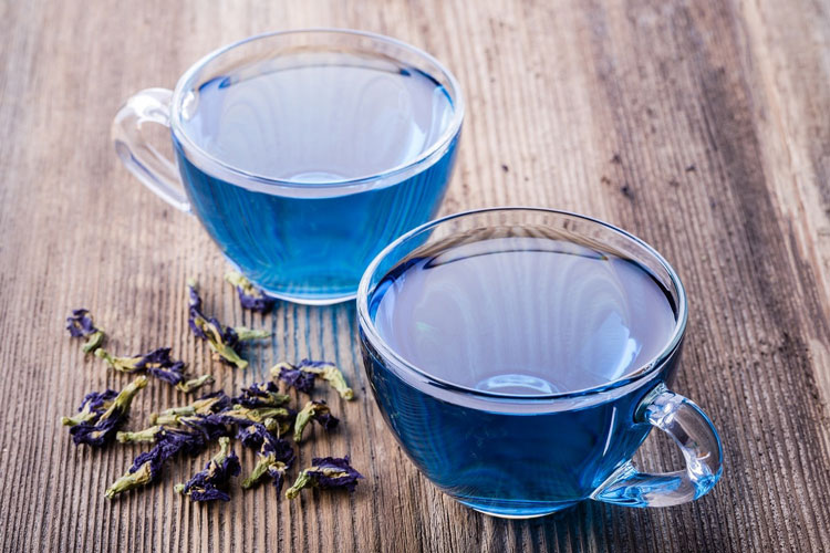Bí mật của trà xanh: nó được làm từ gì, có vị như thế nào và đổi màu như thế nào