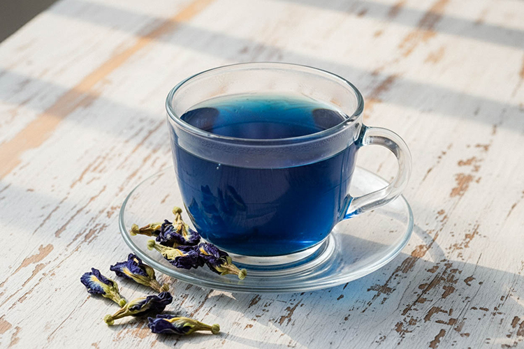 Blue tea from butterfly pea flowers (anchan)
