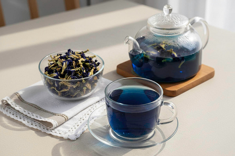 Blue tea from butterfly pea flowers (anchan)