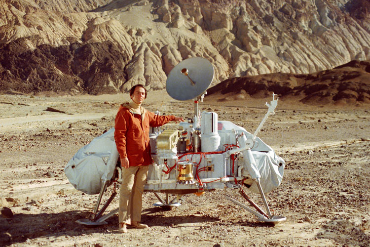 Американский астроном Карл Саган у макета спускаемого аппарата «Викинг»