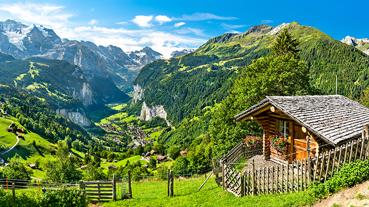 Panorama över Lauterbrunnendalen från Wengen i de schweiziska Alperna