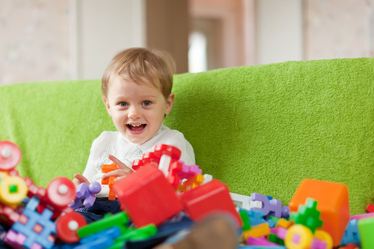 Як взаємодіє дитина до року з різнокольоровими іграшками