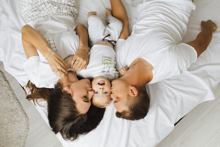 क्या बच्चे के लिए अपनी माँ के साथ सोना अच्छा है या बुरा?