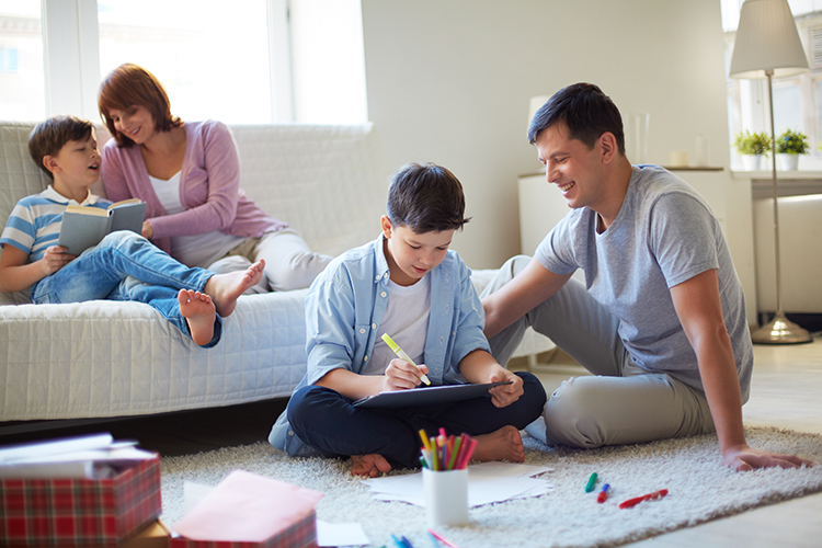 Familie verbringt gemeinsam Zeit