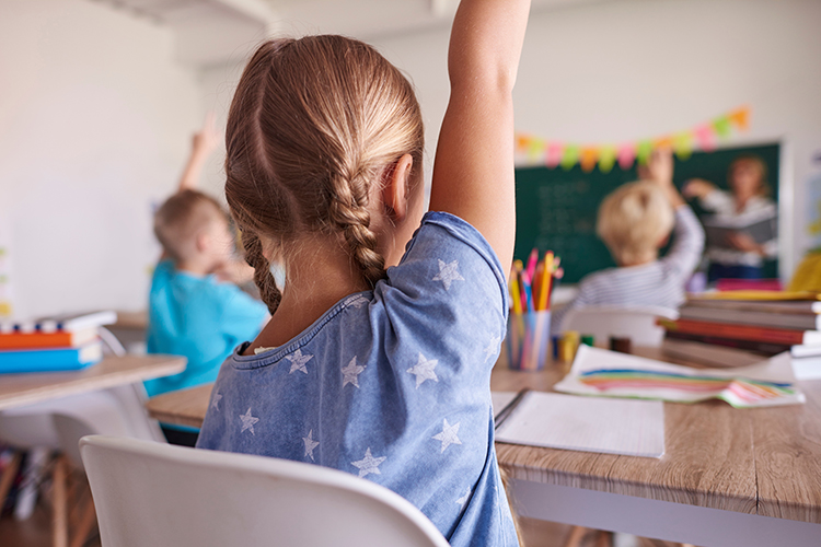 Kinder lernen in der Schule