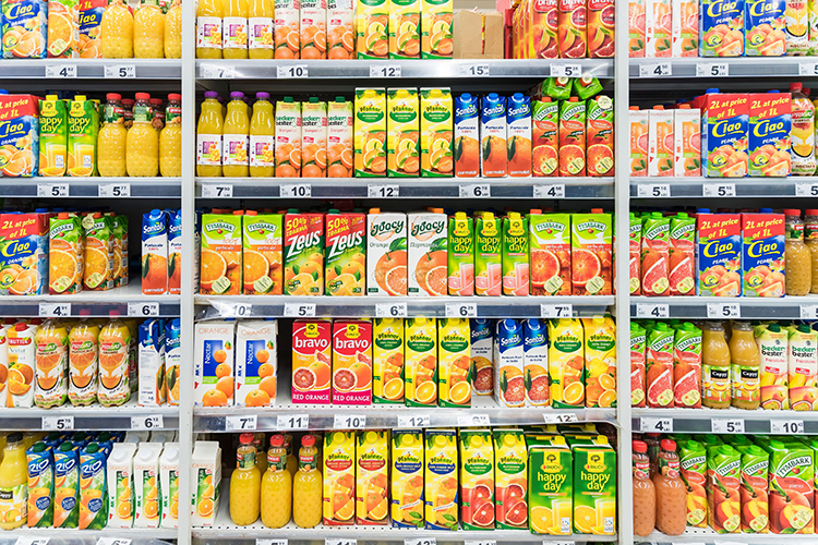 Jugos de frutas en el supermercado