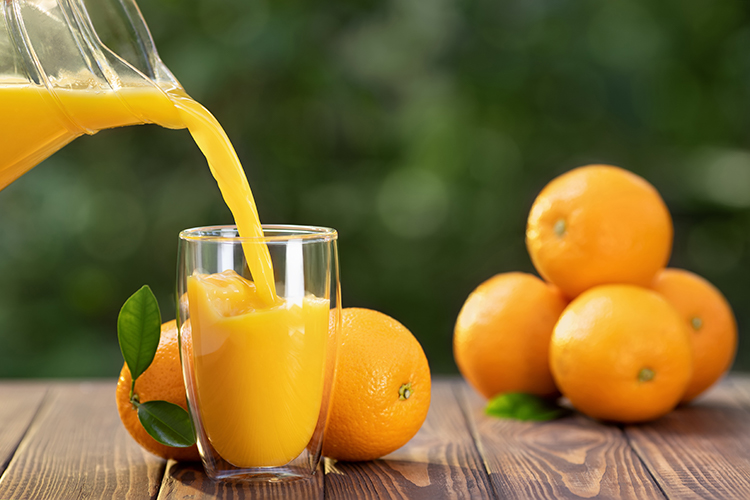 Vaso de jugo de naranja