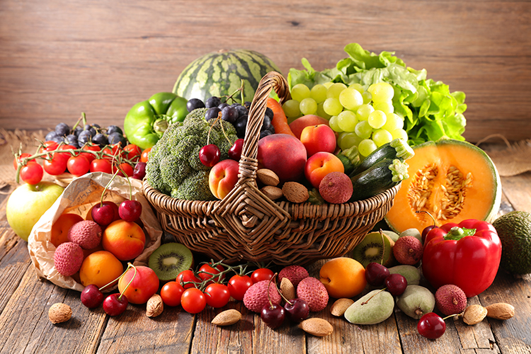 Cesta de madera con frutas y verduras