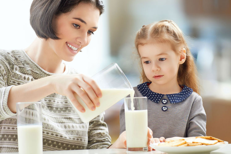 Waarom het drinken van koemelk slecht is