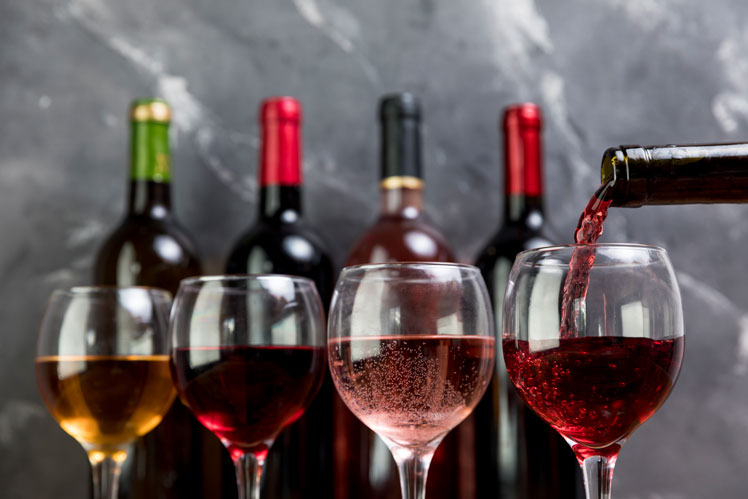 Beberapa mitos dan fakta luar biasa tentang efek kesehatan dari anggur