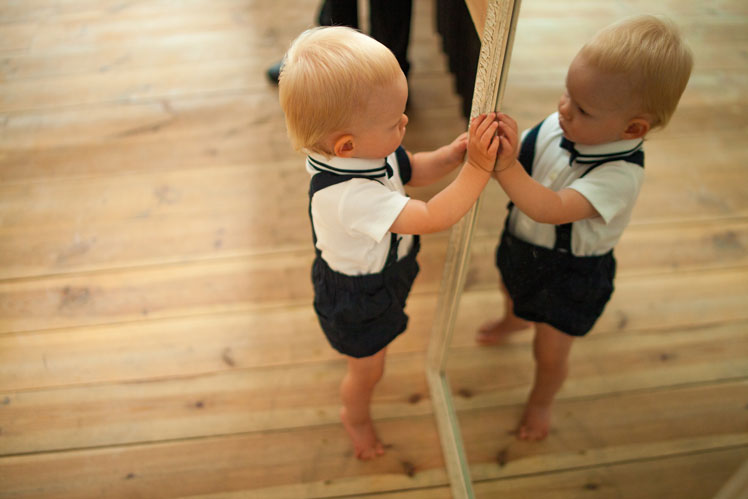 Dziecko rozpoznaje siebie w lustrze