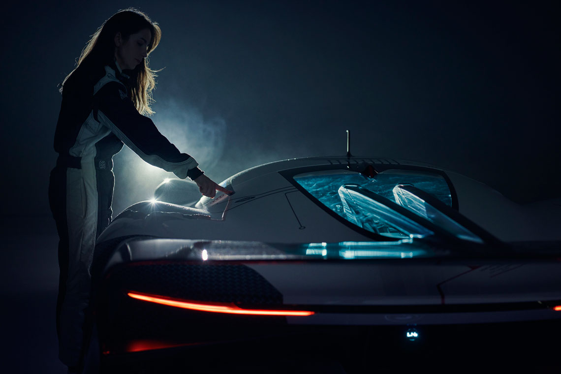 Der vollelektrische virtuelle Rennwagen Jaguar Vision Gran Turismo SV wurde für das Spiel Gran Turismo entwickelt und ist als Forschungsmodell in Originalgröße gebaut.