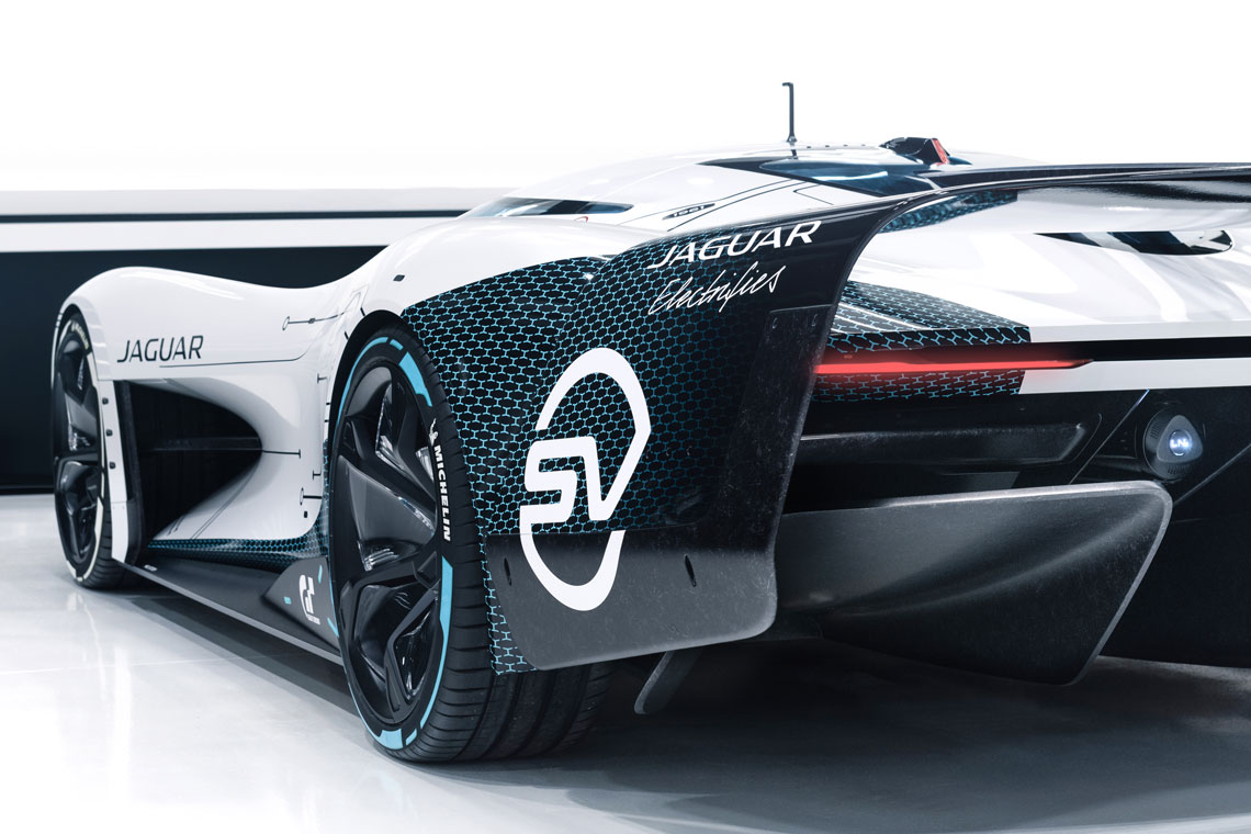 Der vollelektrische virtuelle Rennwagen Jaguar Vision Gran Turismo SV wurde für das Spiel Gran Turismo entwickelt und ist als Forschungsmodell in Originalgröße gebaut.