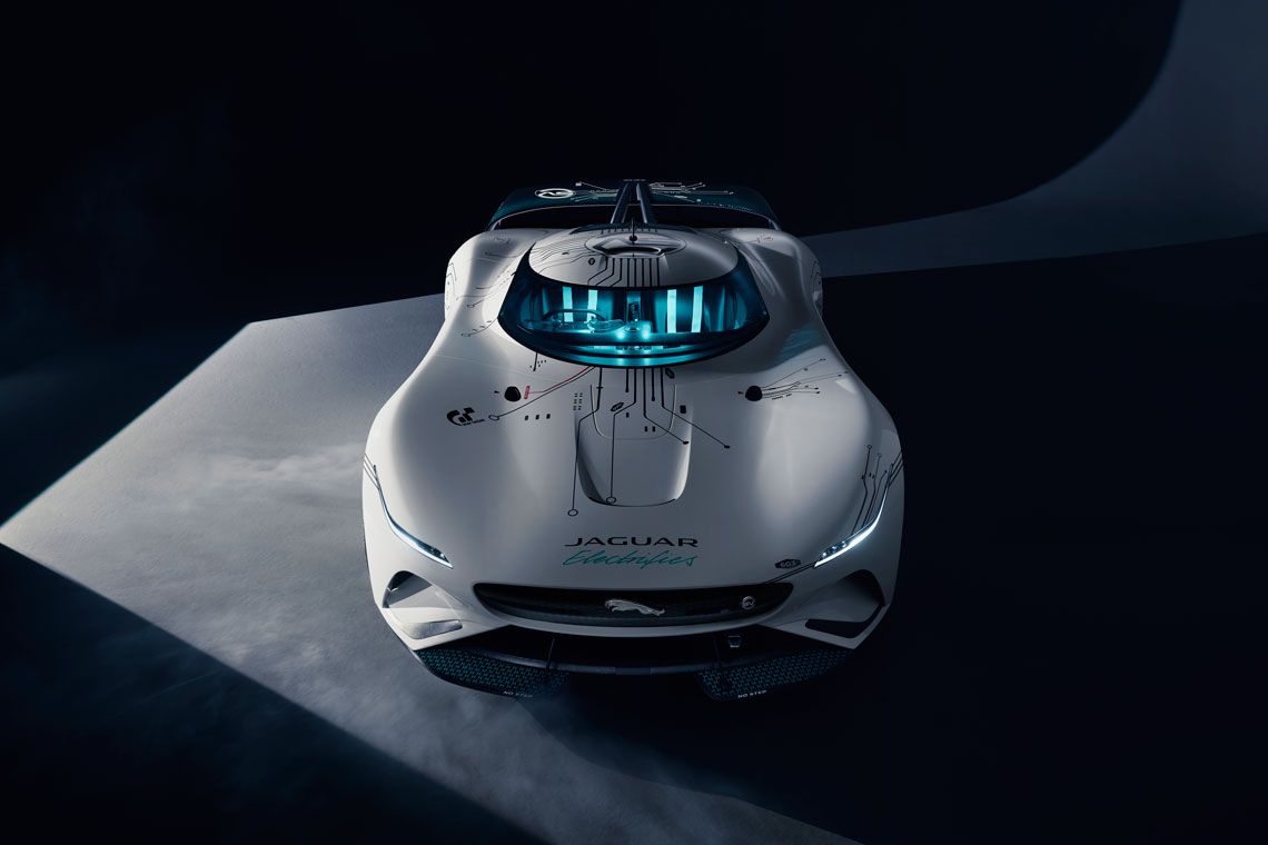 Được thiết kế cho trò chơi Gran Turismo, chiếc xe đua ảo Jaguar Vision Gran Turismo SV chạy hoàn toàn bằng điện được xây dựng như một mô hình nghiên cứu quy mô đầy đủ.