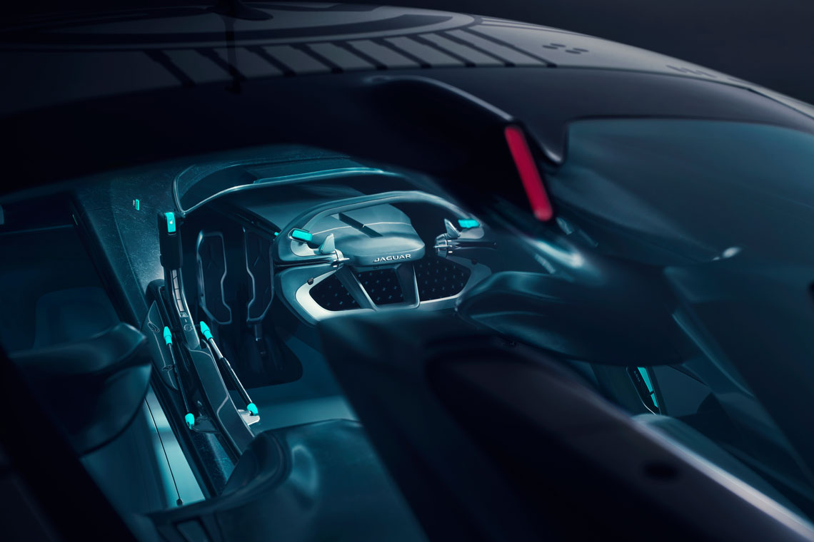 „Saubere Oberflächen im Inneren der Kabine umhüllen den Fahrer. Instrumente und Bedienelemente sind genau dort platziert, wo sie sein sollten“, sagt Jaguar. Zur Ausstattung gehören hochmoderne, leichte Materialien wie die neuen TypeFibre-Stoffe (getestet in der Formel E).