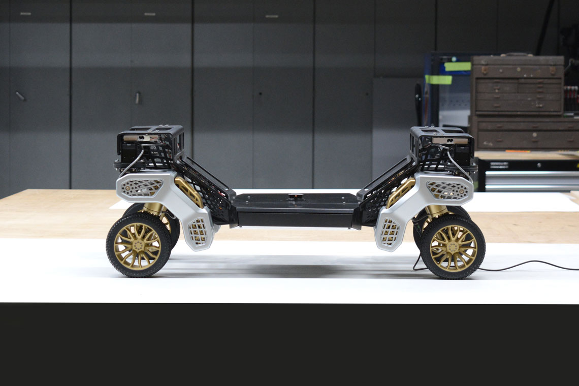 Hyundai TIGER X-1 là robot biến hình ngắm cảnh mặt đất thông minh được thiết kế để mang nhiều loại trọng tải khác nhau khi di chuyển qua các địa hình khó khăn.