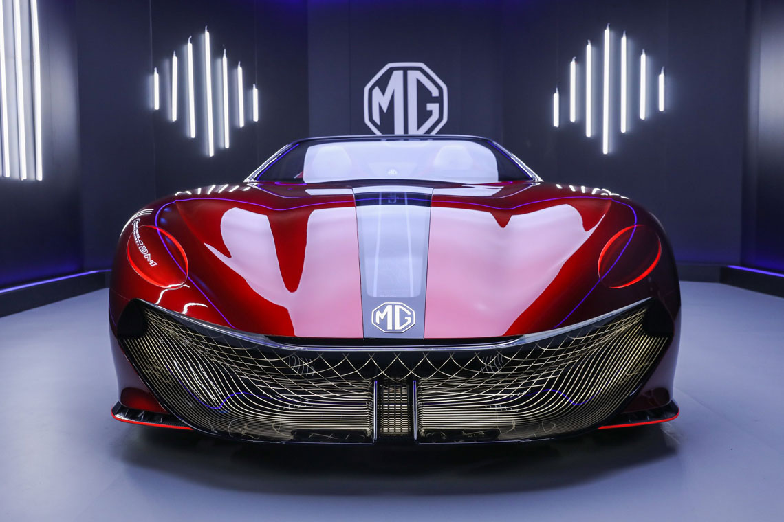 The "moduleless" CTP battery promises a range of 800 km (NEDC), and the new "eight-layer" engine promises acceleration to hundreds in three seconds.