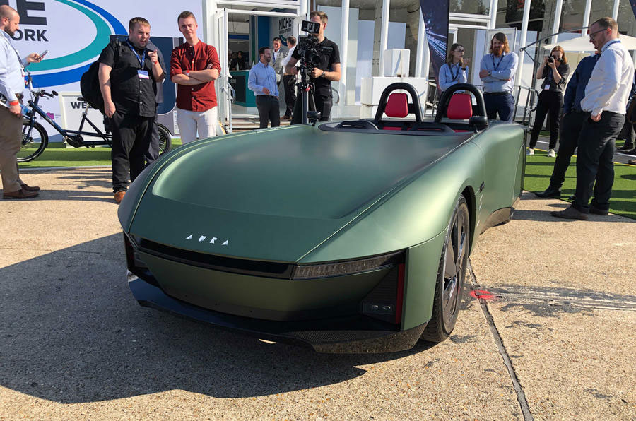 Aura Concept là một chiếc xe điện có hai pin và tầm xa