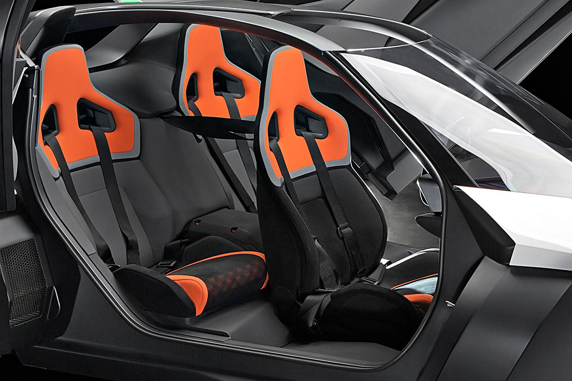 Des fauteuils avec un soutien latéral développé et des ceintures à quatre points suggèrent l'orientation sportive du modèle.