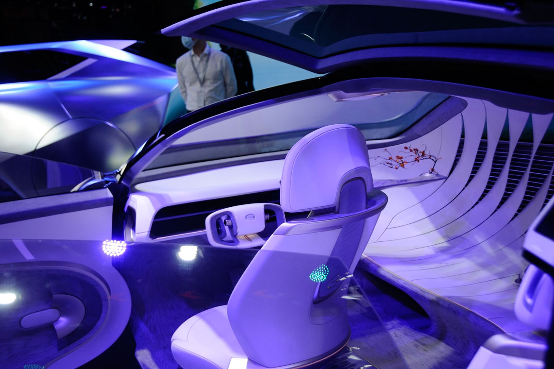 Elegante carro conceito futurista Vision Emkoo