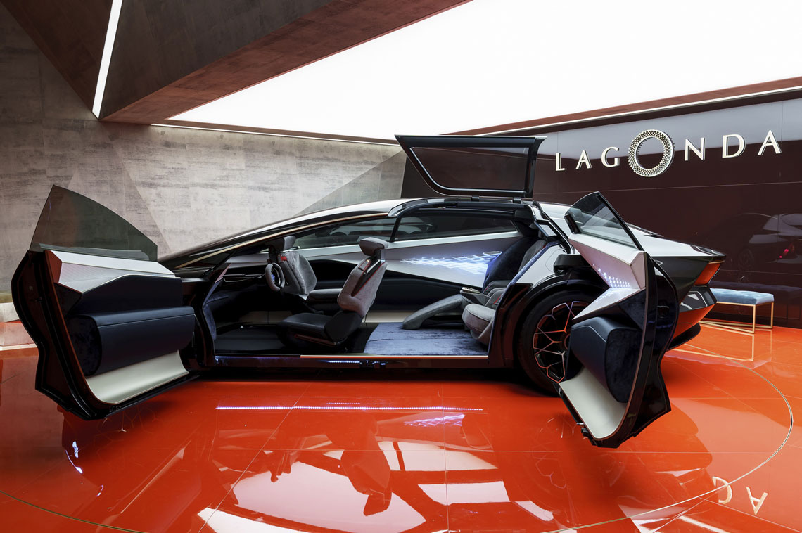 "Het Lagonda Vision Concept is een ongelooflijk gedurfd ontwerpstatement", aldus Evon Aston Martin en Chief Creative Officer Marek Reichman. Zonder de noodzaak om een ​​enorme verbrandingsmotor, versnellingsbak en transmissie in te pakken, waren de ontwerpers van Lagonda in staat om het interieur tot in het kleinste detail te optimaliseren en vervolgens het uiterlijk van de auto eromheen te creëren.