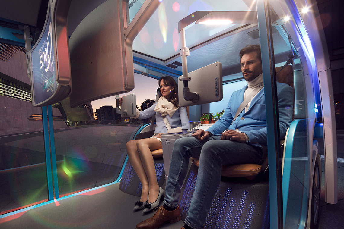 В распоряжении каждого из четырёх пассажиров находятся аж три дисплея. Пара самых больших экранов – общие. На них отображается видео с внешних видеокамер, 3D-навигация и информация о поездке.