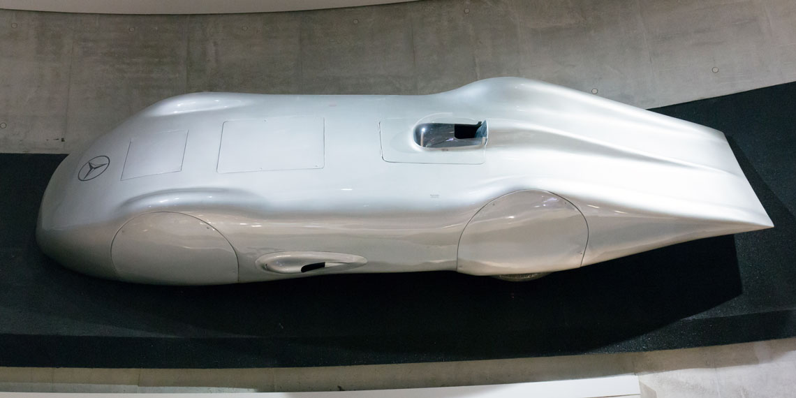 メルセデス・ベンツ W125 「レコルドワーゲン」は、1937 年に開発されたメルセデス・ベンツのレーシングカーで、28 年 1938 月 XNUMX 日に公道で XNUMX キロあたりの最高平均速度と XNUMX マイルあたりの最高平均速度の XNUMX つの世界記録を樹立しました。 この車は現在、シュトゥットガルト（ドイツ）のメルセデス・ベンツ博物館に所蔵されています。