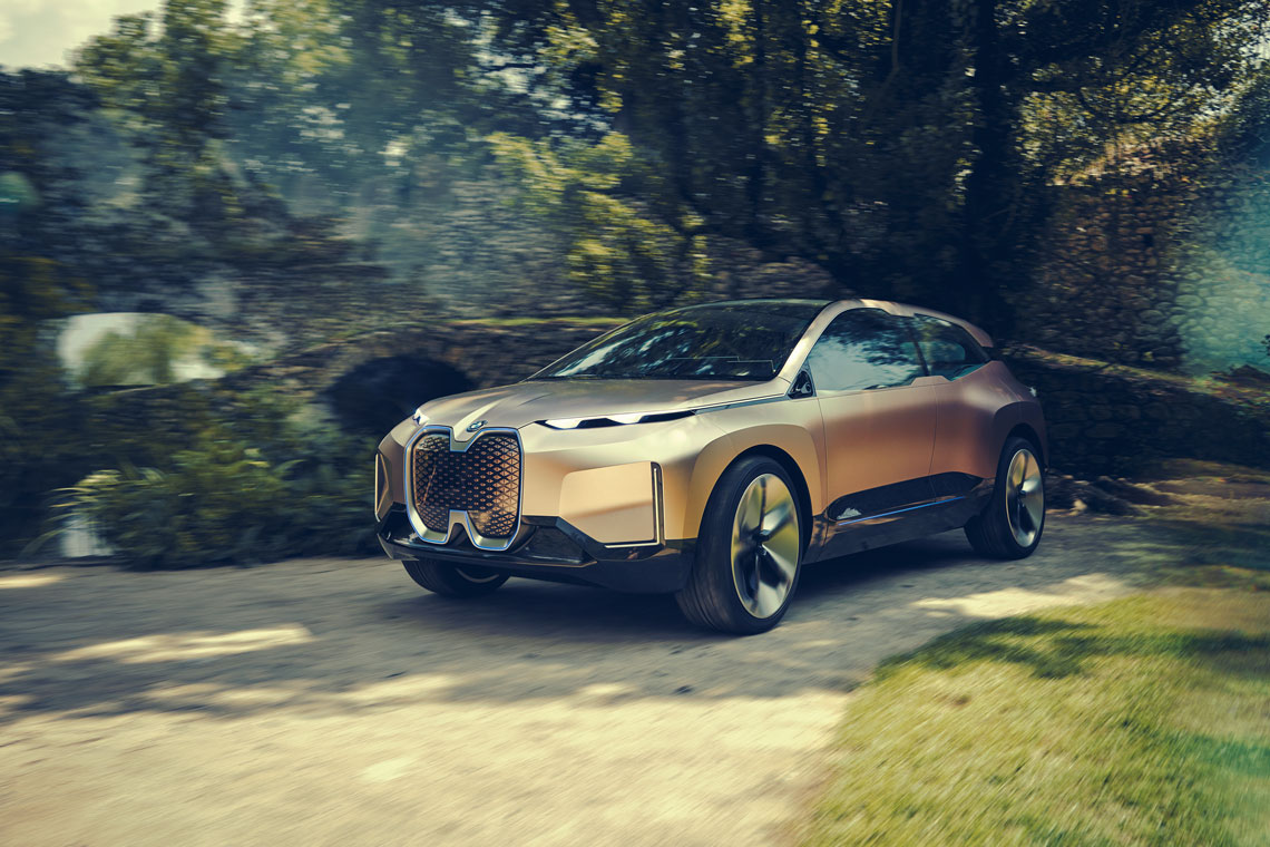 Autonomie, "connectivité" avec le Réseau, électricité, service – c'est ainsi que la marque bavaroise voit l'avenir des transports et de telles orientations de développement sont démontrées par le concept BMW Vision iNext.