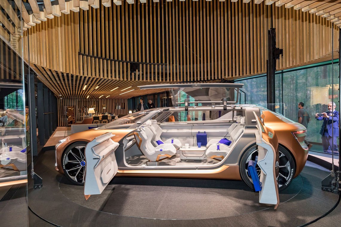 Renault SYMBIOZ hace realidad el concepto de casa móvil. Un interior multifuncional le permite disfrutar de una nueva experiencia de usar un automóvil que está en el centro de su ecosistema.