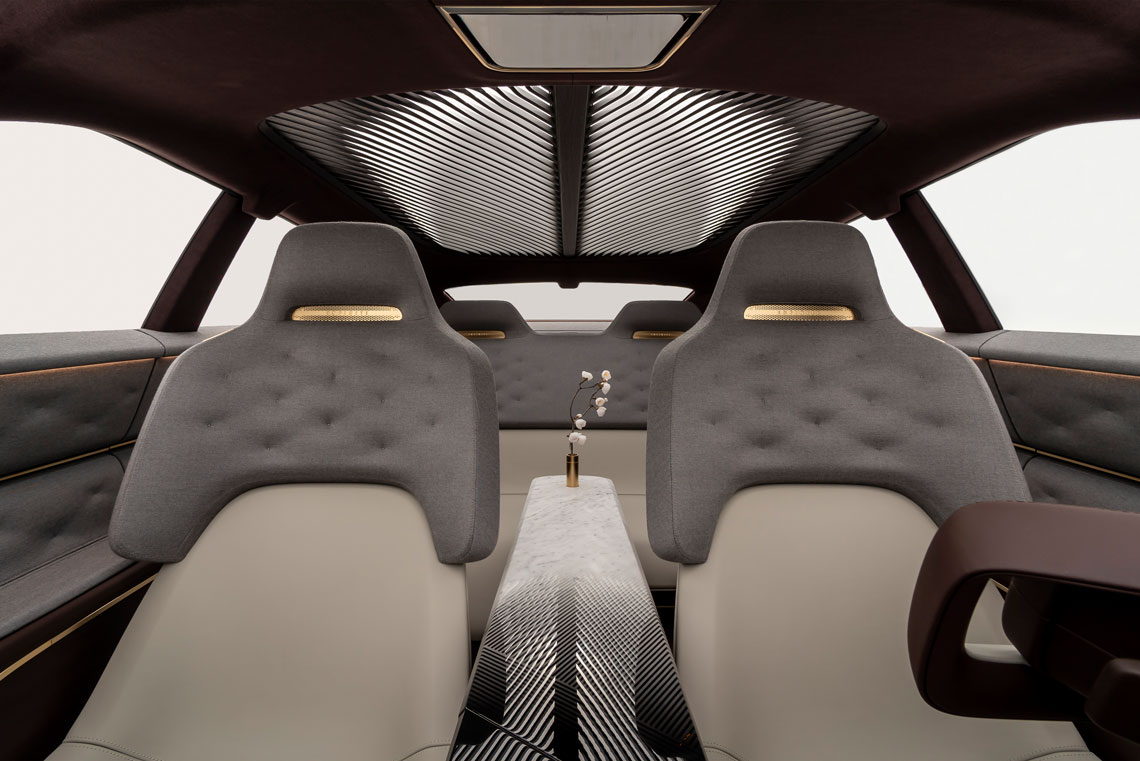 A luxus szürke szövet a belső térben a klasszikus gombolható bőr kanapékra emlékeztet.