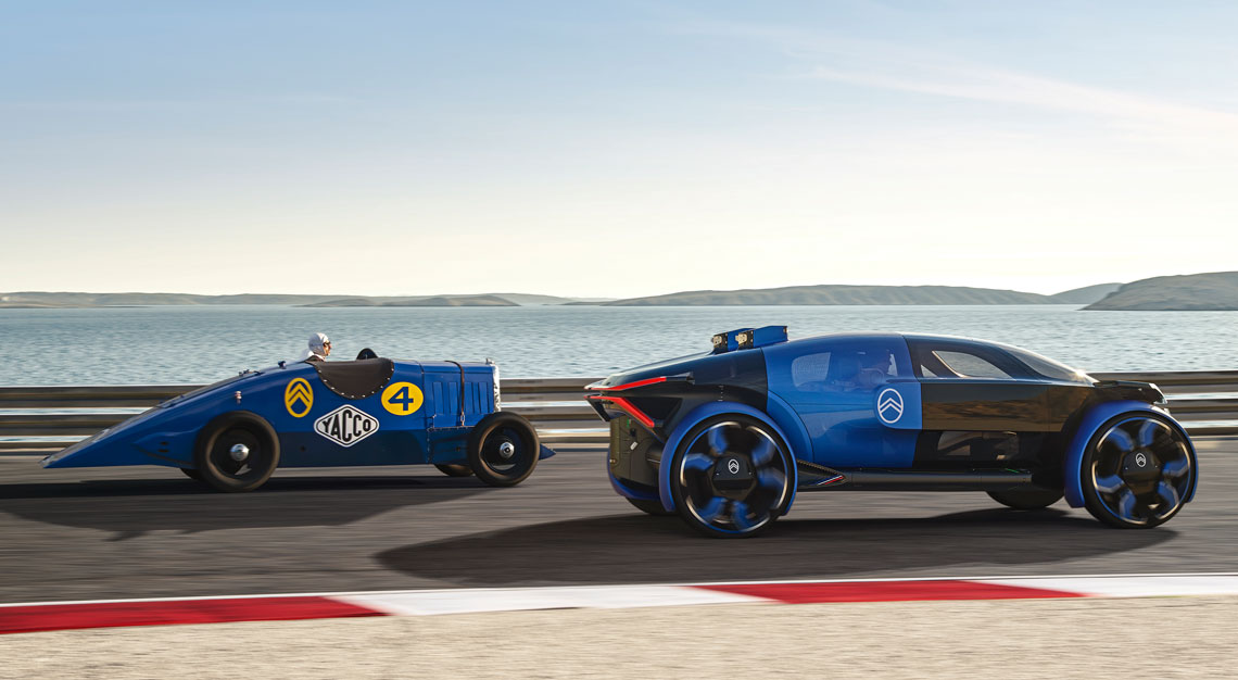 A côté du concept se trouve un lointain ancêtre nommé Citroën Rosalie Spécial Yacco de 1933, qui établit des records de vitesse moyenne sur des distances de 25000 50 000 et 50 000 100 000 milles, 104 125 et XNUMX XNUMX km (de XNUMX à XNUMX km/h) sur le circuit de Linas-Montlery. La couleur principale du concept, Rosalie Blue, porte son nom.