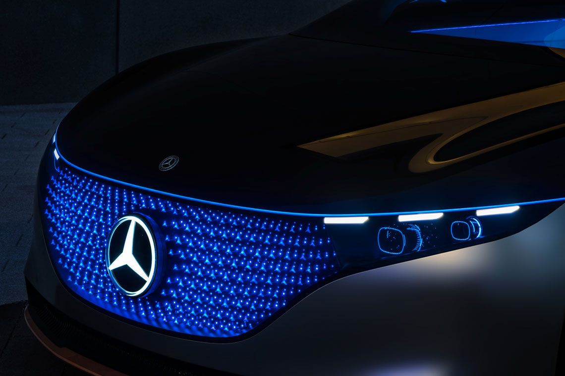 There are 500 LED elements for each of the headlights, where optical modules are installed with lenses that form a holographic image.