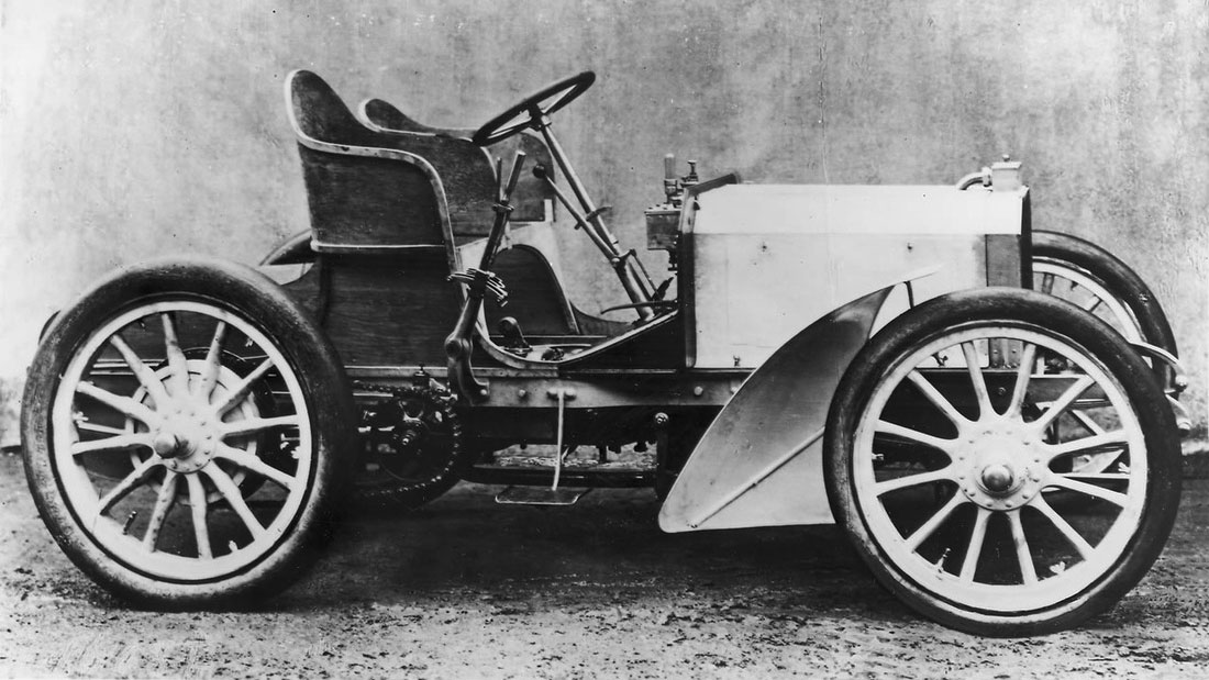 Mercedes 35 PS (PS от нем. PferdeStärke – «лошадиная сила») – один из самых ранних автомобилей с бензиновым двигателем в истории. Годы производства: 1900–1902. Трансмиссия – механическая 4-ступ. Максимальная скорость – 75 км/ч.