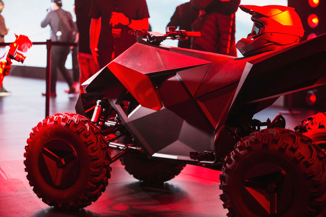 Az ATV ugyanabban a stílusban készült, mint a Cybertruck, ami utalhat a Tesla ATV megjelenésére.