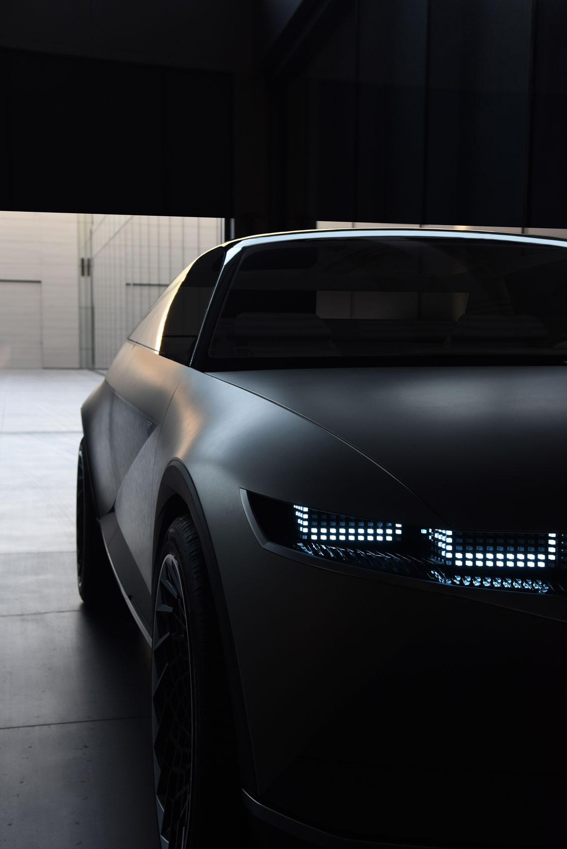 Дизайн системи освітлення Hyundai виведено на новий рівень. Внизу передніх дверей вбудовані світлодіодні індикатори заряду батареї – "статус" видно здалеку.